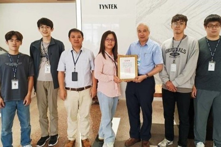 光電系教師至鼎元光電訪視園區實習學生