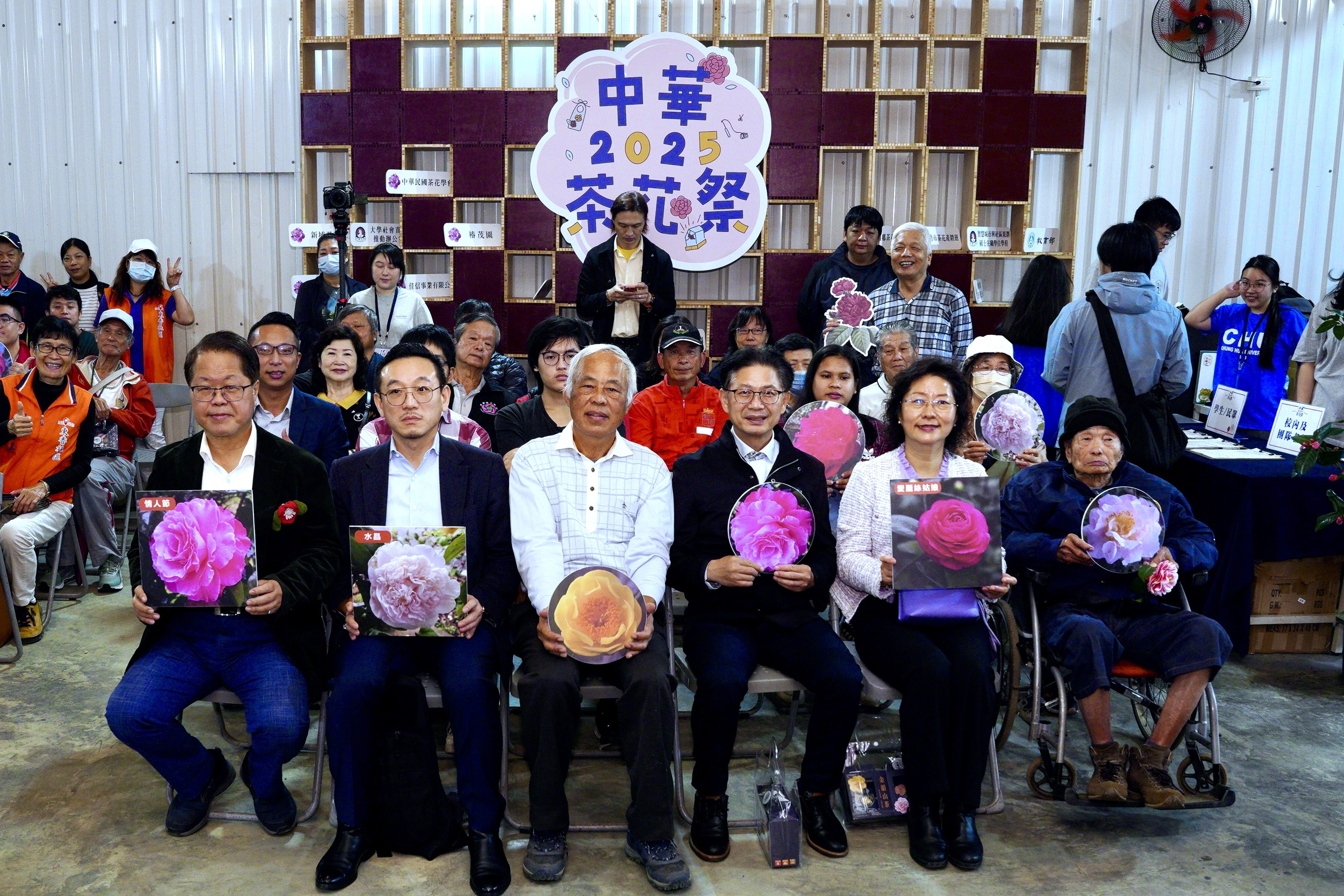 產學夥伴與師生齊聚一堂,共同見證茶花祭創新與USR成果。 產學夥伴與師生齊聚一堂,共同見證茶花祭創新與USR成果。