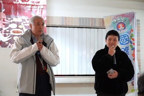 Vice President and Director of the International Foundation Program Yu-Li Lin (left) delivers remarks expressing care for students' health and safety, offering Year of the Horse blessings for academic success and a bright future. (Right: Vietnamese student Qiao-Zhuang He from the Department of Industrial Management)Image