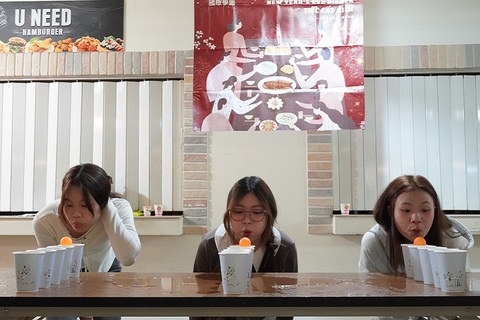 Students enthusiastically participate in the "Spring Fortune" fun challenges, experiencing the joy and blessings of Taiwan's New Year festivities while grabbing red envelopes.Image