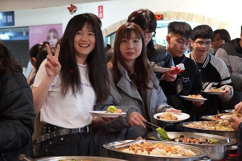 Students enjoy the buffet-style reunion dinner, savoring Chinese New Year dishes while exchanging cultural stories, experiencing the warmth of eating together as a family.Image