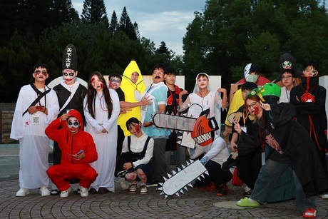 Ghosts and ghouls gather! Students enthusiastically participate in Halloween activities with creative makeup and terrifying costumes, showcasing CHU's multicultural diversity and youthful vitality.Image