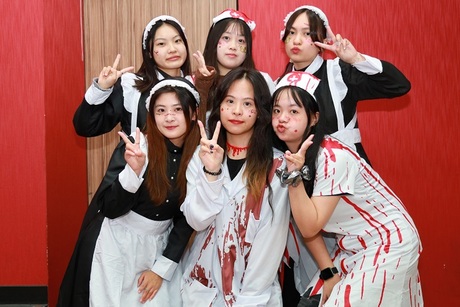 Chung Hua Academy students transform into terrifying bloody nurses with eye-catching looks full of dramatic tension, adding a strong festive atmosphere to the Halloween event.Image