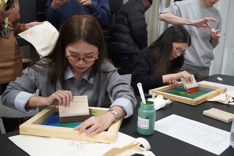 First-time visitors to Taiwan, LPU-L students try their hand at silk-screen printing at the USR Camellia venue, experiencing the charm of Taiwanese culture and design aesthetics.Image