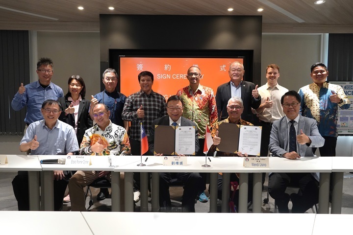 Photo: CHU signs MOU with Institut Sains dan Bisnis Atma Luhur to promote exchange between the two universities. (From left to right: Advisor Yiwen Chen, Bangka-Belitung Governor Erzaldi Rosman Djohan, President Victor Liu, Institut Sains dan Bisnis Atma Luhur President Wendi Usino, Vice President Hongnian Hsieh.)