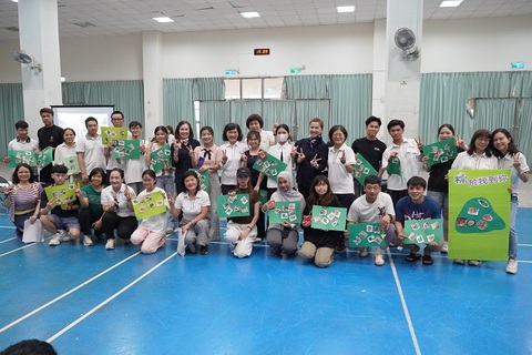 Students experience the charm of Dragon Boat Festival culture through a game-based challenge course.Image