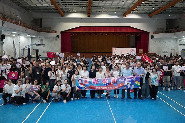 The Fragrance of Zongzi Fills the Campus: CHU Warms International Students' Hearts Through Cultural Exchange