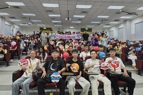 International students gather together to participate in new student fellowship activities, creating precious memories through laughter and exchange.Image