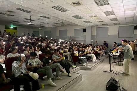 The event atmosphere was lively. As the melodious voices of Chinese language teachers filled the air, many foreign students stopped to listen. Although languages differed, music and the joyful atmosphere transcended cultural barriers, with the venue filled with warmth and resonance.Image