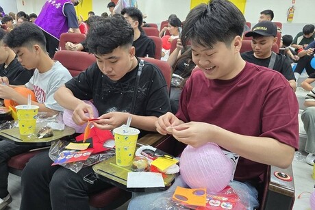 Students handcraft lanterns, experiencing the cultural meaning of "reunion and sharing." The lantern light illuminates their wishes and brightens their journey of studying abroad.Image