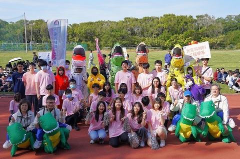 Faculty and students from the Optoelectronics Department transform into dinosaurs and Teletubbies, energizing the entire venue, with creativity and enthusiasm igniting the sports day opening.Image