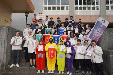 The International Program class elegantly takes the stage with Vietnamese traditional dance, with synchronized fan dancing showcasing cultural beauty that amazed the entire audience.Image