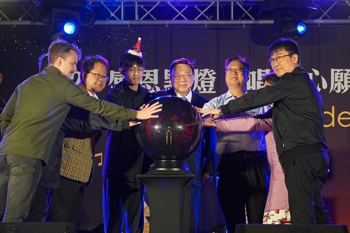 CHU President Dr. Victor Liu (Middle) joins faculty and staff in launching the lighting ceremony, touching the sphere with their hands as the campus instantly fills with Christmas atmosphere.