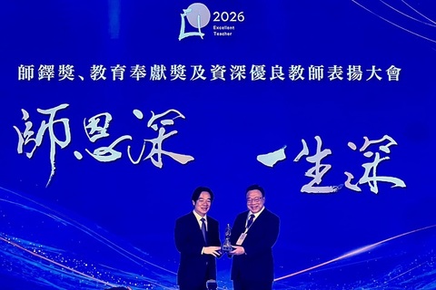 CHU President Dr. Victor Liu (right) receives the trophy from President Ching-te Lai (left) at the 2026 Teacher Award ceremony, with decades of achievement in higher education and talent cultivation earning high recognition from the education sector.Image