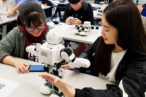 President Victor Liu has promoted interdisciplinary learning, AI education, and character education, helping students build future competitiveness and a global outlook.Image