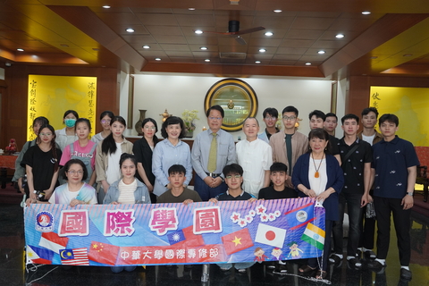 CHU, together with faculty, students, and kind-hearted members of the public, raised donations to help the family of Vietnamese student Le get through a medical crisis.Image