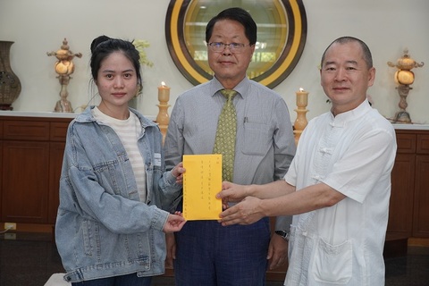 The Chung Hua Hong Zong Traditional Culture Promotion Association donated NT$106,000 in emergency relief funds. Chief Instructor Wei-yang (right) Kao presented the donation to Le's sister (left), witnessed by CHU Vice President Hung-nien Hsieh (center) — a gesture of care that transcends national borders.Image