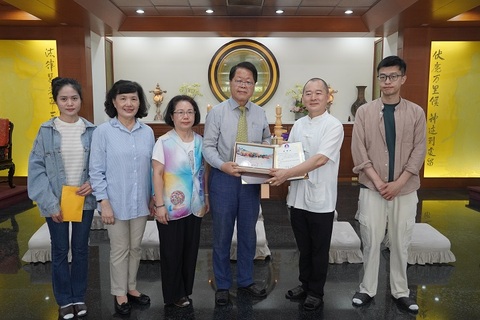 Amy Chuang (third from left), head of the International College's Student Affairs section, helped connect charitable resources, linking campus and community efforts to support Le's family. (From left to right: Le's sister; Li Yen-lin, Secretary-General of the Chung Hua Hong Zong Traditional Culture Promotion Association; Chuang Ying-hui, head of the Student Affairs section; Vice President Hung-nien Hsieh; Chief Instructor Wei-yang Kao; and homeroom teacher Chia-wei Hsu)Image