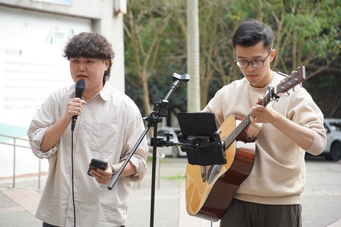 Mandarin teacher Yu-Ching Chang (left) performs "Leave My Reliance" and "A Little Less Talent," using music to bridge the connection with Vietnamese students and add a heartwarming touch to the event. (Teacher Chia-Wei Hsu, right, assisted with accompaniment.)Image