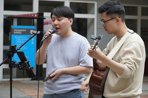 Mandarin teacher Nguyen Nhat Tien performs the Vietnamese song "Đôi Lời Tình Ca," with the familiar melody resonating with the audience and fostering cross-cultural exchange and interaction.Image