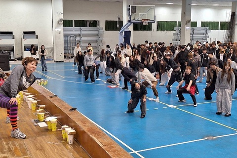 PE Department teacher Ching-Ju Chen leads a fitness exercise session, with an upbeat rhythm and full of energy.Image