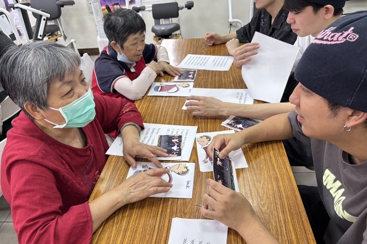 Photo: CHU’s International students created simple and clear picture cards to accompany elderly learners in studying English.