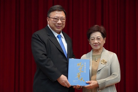 President Liu presents Chairperson Hong Qiu-Xia Yang with the “CHU’s 36th Anniversary Commemorative Special Edition”, symbolizing the passing down of institutional history and the launch of a new chapter.Image