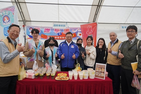President Liu personally visits the fair booths and poses warmly for photos with students from the International Preparatory Program, reflecting the campus's diverse and inclusive cultural atmosphere.Image