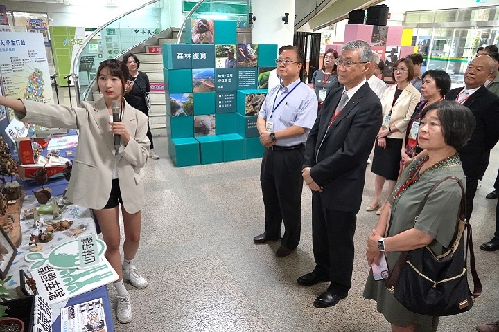 工管系彭沛晨同學（左）首次參與導覽員培訓就擔任開幕導覽員，展現勇於挑戰與溝通能力，獲校內外貴賓一致好評。